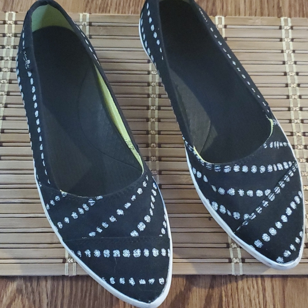 Sanuk pointy loafers 6.5